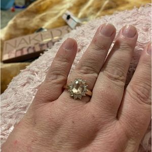 Beautiful morganite ring, white sapphire. 1 extra sapphire. Sizeable.